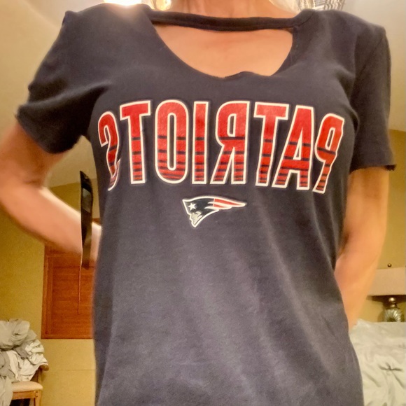NFL New England Patriots women’s shirt with glitter and choker neckline SZ S NWT - Picture 2 of 11